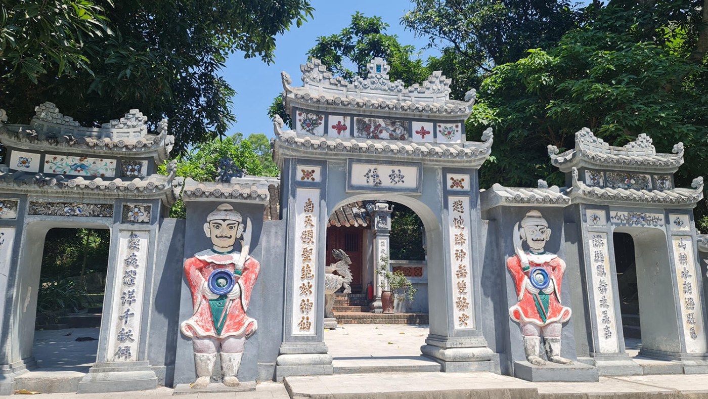 Cổng và trục vào chùa phù hợp ảnh toàn cảnh khi trời sáng.
