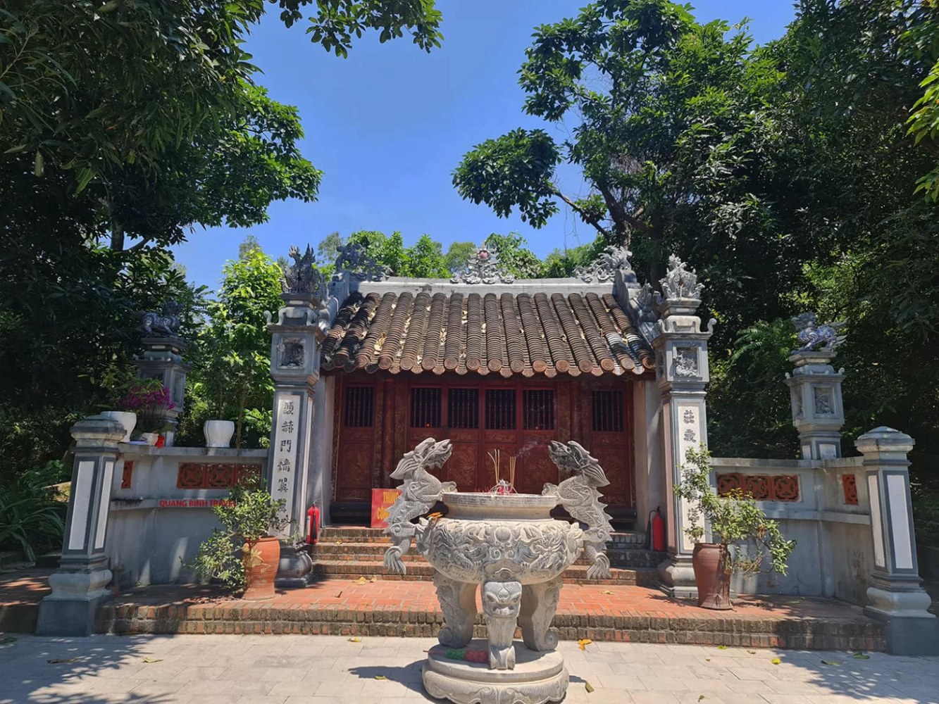 Không gian sân chùa hợp lịch nhẹ trong ngày đầu ở Pleiku.