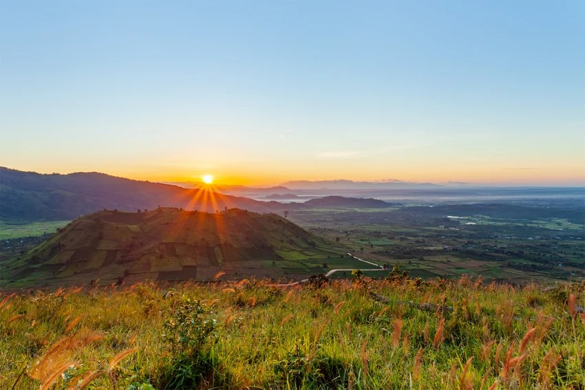 Bình minh trên triền núi, hợp với bố cục ảnh ngang rộng.