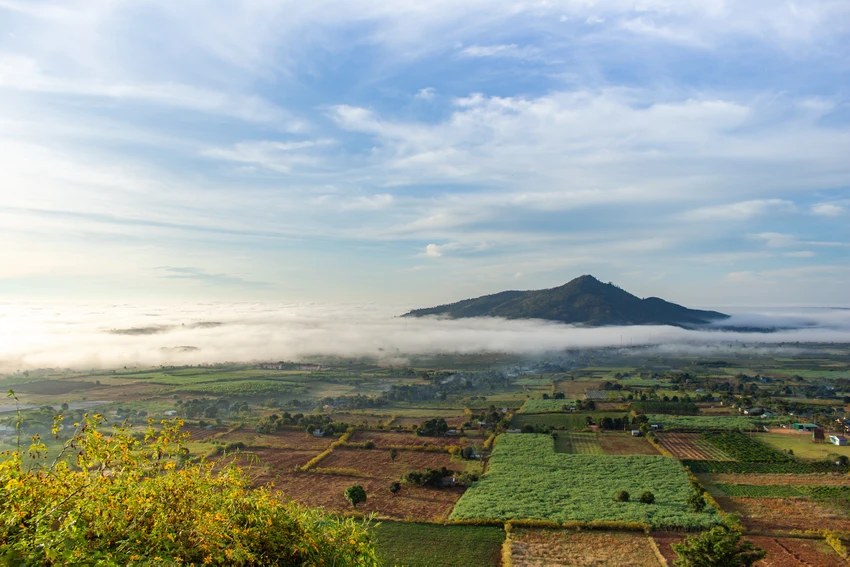 Lớp sương và nương rẫy phía xa giúp ảnh có chiều sâu.