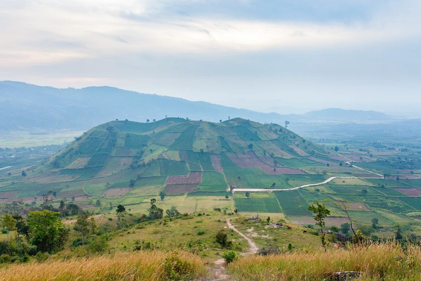 Khung nhìn xa về các lớp đồi quanh Chư Đăng Ya.