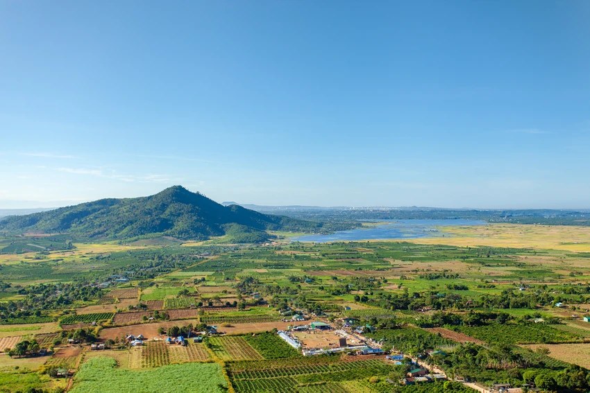 Mảng xanh quanh chân núi cho thấy không gian mở của vùng Chư Păh.