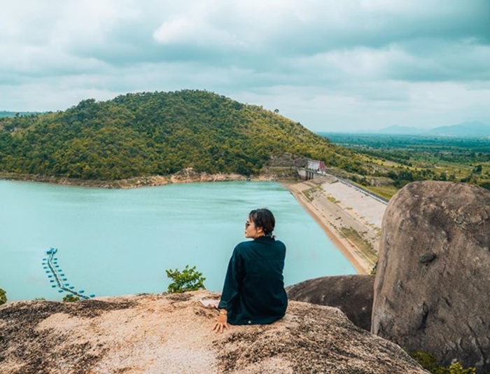 Góc nhìn từ cao xuống lòng hồ giúp thấy rõ màu nước, triền núi và độ rộng của Ayun Hạ.