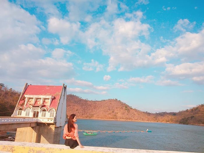 Công trình đập cho thấy Ayun Hạ không chỉ là điểm ngắm cảnh mà còn là hồ thủy lợi quan trọng.