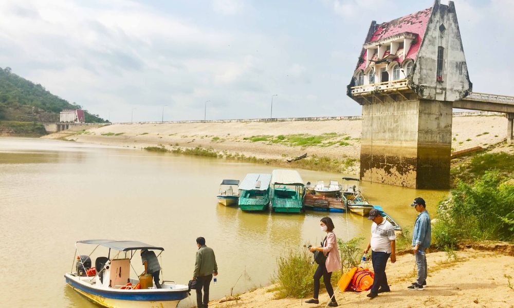 Bến thuyền gần khu đập là góc nên quan sát điều kiện thực tế trước khi dùng dịch vụ trên mặt nước.
